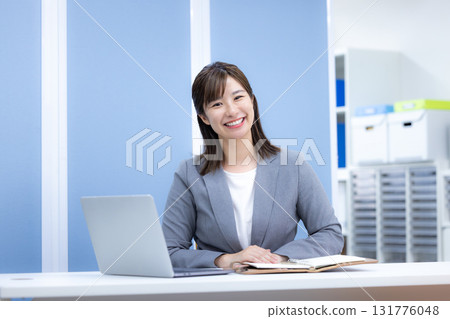 接待處的商務諮詢女士 131776048