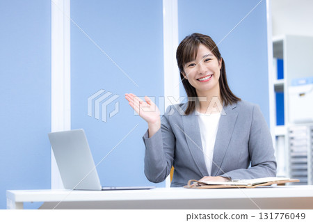 接待處的商務諮詢女士 接待處的商務諮詢女士 131776049