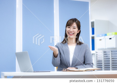 接待處的商務諮詢女士 131776050