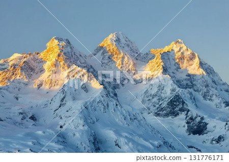 夕陽染紅的雪山 131776171