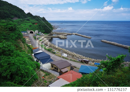 夏季從津輕半島紫陽花之路高知泊停車場眺望國道339號和大海 131776237