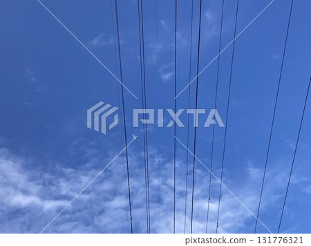 白色的飛機漂浮在藍天上 白色的飛機漂浮在藍天上 131776321
