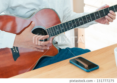 彈吉他的一個人的手 131777275