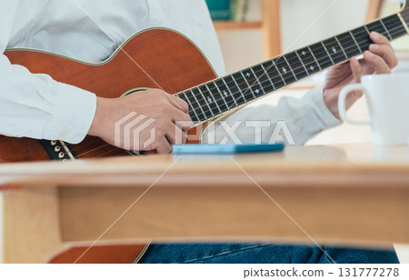 彈吉他的一個人的手 131777278