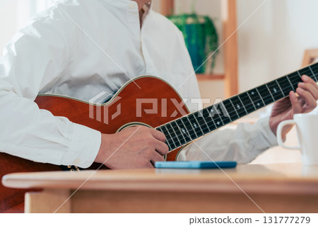 彈吉他的一個人的手 彈吉他的一個人的手 131777279