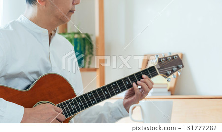 彈吉他的一個人的手 131777282