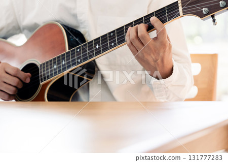彈吉他的一個人的手 131777283