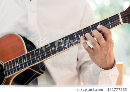 彈吉他的一個人的手 131777285