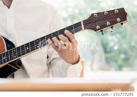 彈吉他的一個人的手 彈吉他的一個人的手 131777291