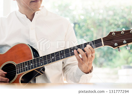 彈吉他的一個人的手 131777294