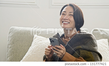 操作手機的女人 操作手機的女人 131777421