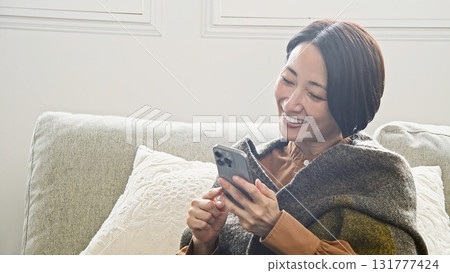 操作手機的女人 131777424