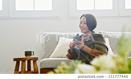 操作手機的女人 131777448