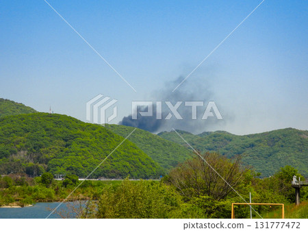 森林大火冒出黑煙 森林大火冒出黑煙 131777472