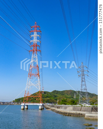 矗立在海邊的鋼塔 131777476