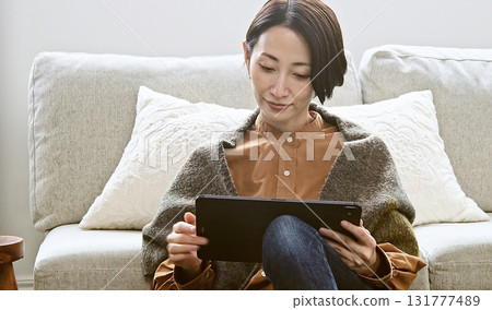 操作平板電腦的女人 131777489