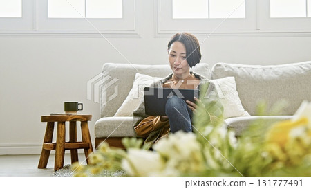 操作平板電腦的女人 131777491
