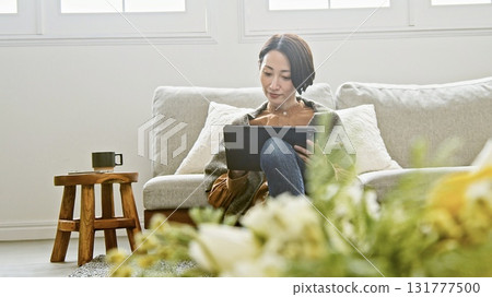 操作平板電腦的女人 131777500