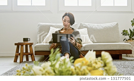 操作平板電腦的女人 131777501