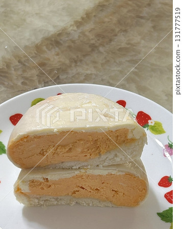 Jjinppang, soft and fluffy steamed buns filled with sweet red bean paste or savory fillings. A warm, comforting Korean snack perfect for any time of the day. 131777519