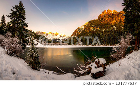 雪林中的湖畔 131777637
