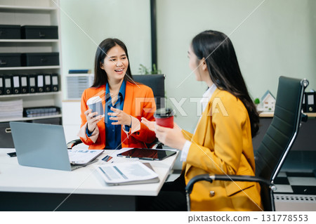 Businesswomen work and discuss their business plans. A woman employee explains 131778553