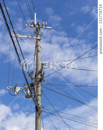 無數電線延伸出來的電線桿 131778714