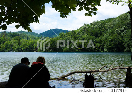 人們漫步在克羅埃西亞十六湖國家公園的美景 131779391