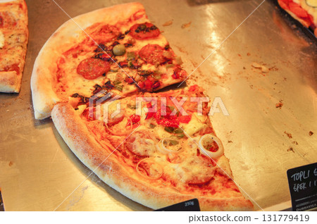 切新鮮出爐的披薩 131779419
