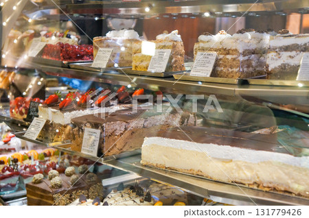 克羅埃西亞街頭一家糕點店的美麗展示 131779426