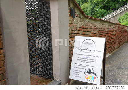 餐廳前的招牌和石牆 餐廳前的招牌和石牆 131779431