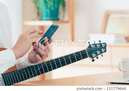 彈吉他的一個人的手 彈吉他的一個人的手 131779668