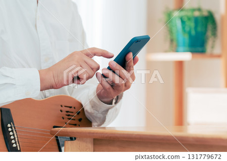 彈吉他的一個人的手 彈吉他的一個人的手 131779672