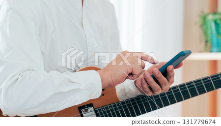 彈吉他的一個人的手 彈吉他的一個人的手 131779674