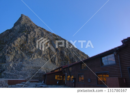 黃昏時分的北阿爾卑斯山、穗高嶽山間小屋以及奧穗高岳方向的岩石山峰 131780167