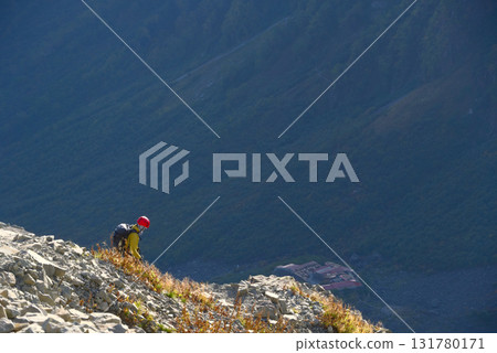 登山者從北阿爾卑斯山的 Seitengrat 和 Karasawa 營地下山 登山者從北阿爾卑斯山的 Seitengrat 和 Karasawa 營地下山 131780171