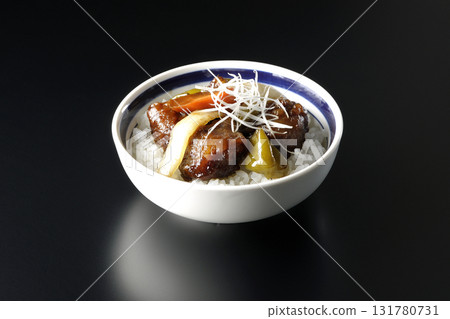 在黑色背景下拍攝的糖醋豬肉碗和黑醋 在黑色背景下拍攝的糖醋豬肉碗和黑醋 131780731