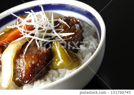 在黑色背景下拍攝的糖醋豬肉碗和黑醋 在黑色背景下拍攝的糖醋豬肉碗和黑醋 131780745