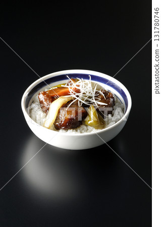 在黑色背景下拍攝的糖醋豬肉碗和黑醋 在黑色背景下拍攝的糖醋豬肉碗和黑醋 131780746