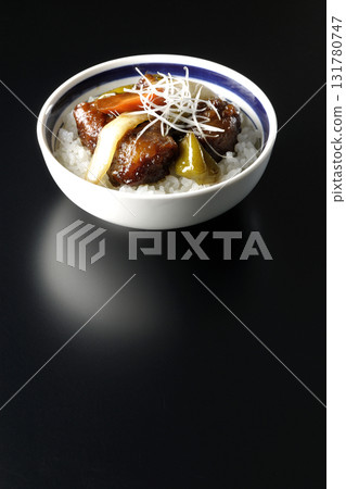 在黑色背景下拍攝的糖醋豬肉碗和黑醋 在黑色背景下拍攝的糖醋豬肉碗和黑醋 131780747