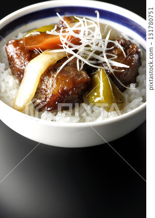 在黑色背景下拍攝的糖醋豬肉碗和黑醋 在黑色背景下拍攝的糖醋豬肉碗和黑醋 131780751