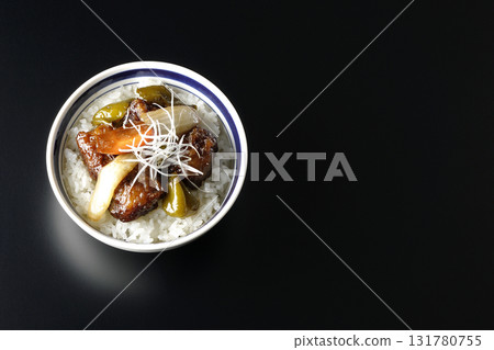 在黑色背景下拍攝的糖醋豬肉碗和黑醋 在黑色背景下拍攝的糖醋豬肉碗和黑醋 131780755