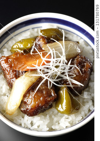 在黑色背景下拍攝的糖醋豬肉碗和黑醋 131780769