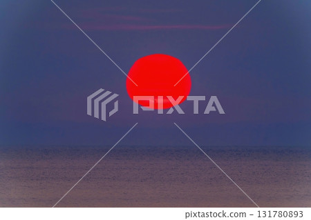 從屏風岩展望台看到的日本海上扭曲的日落 從屏風岩展望台看到的日本海上扭曲的日落 131780893