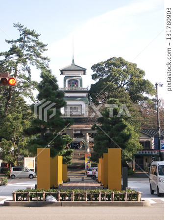 Torii gate and shrine gate of Oyama Shrine (New Year's: Kanazawa City, Ishikawa Prefecture) 131780903