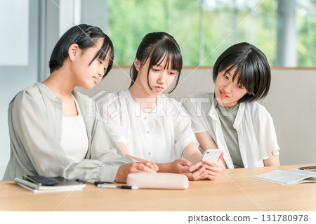 A girl in elementary school or junior high school dressed in casual clothes looking sulky while looking at her smartphone (dissatisfaction, stress, sigh) A girl in elementary school or junior high school dressed in casual clothes looking sulky while looking at her smartphone (dissatisfaction, stress, sigh) 131780978