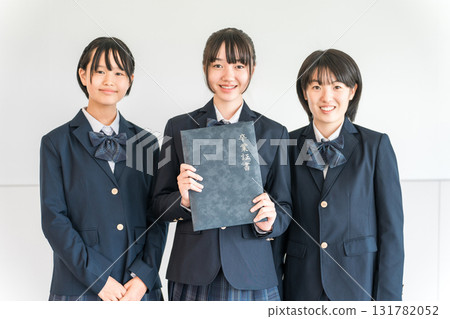 穿著校服和西裝外套、手持畢業證書的小學和國中女生 131782052