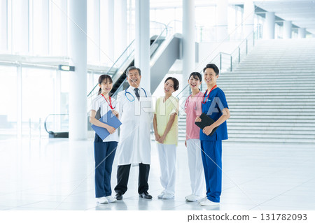 Medical staff working in the hospital 131782093