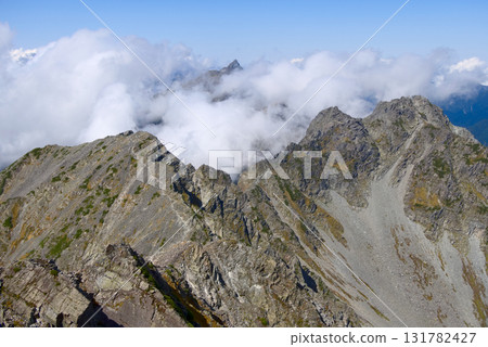 北阿爾卑斯山、從奧穗高山眺望的唐澤山、雲間的北穗高山和槍山 131782427