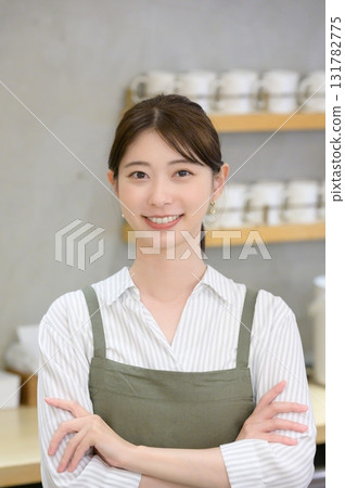 一位咖啡館女員工交叉雙臂看著鏡頭 131782775